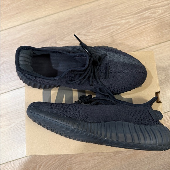 Yeezy Adidas Boost 350 Onyx size 10.5 men - Picture 2 of 5